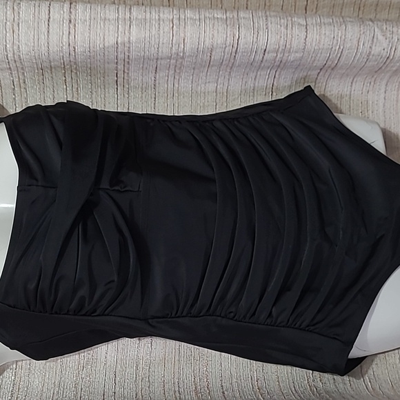 One piece, no brand black color - Picture 3 of 15